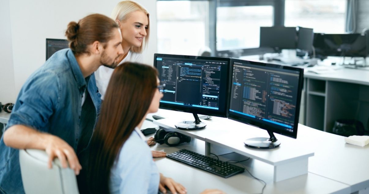 Mujer utilizando una computadora como parte de su rol clave en la industria de las TIC