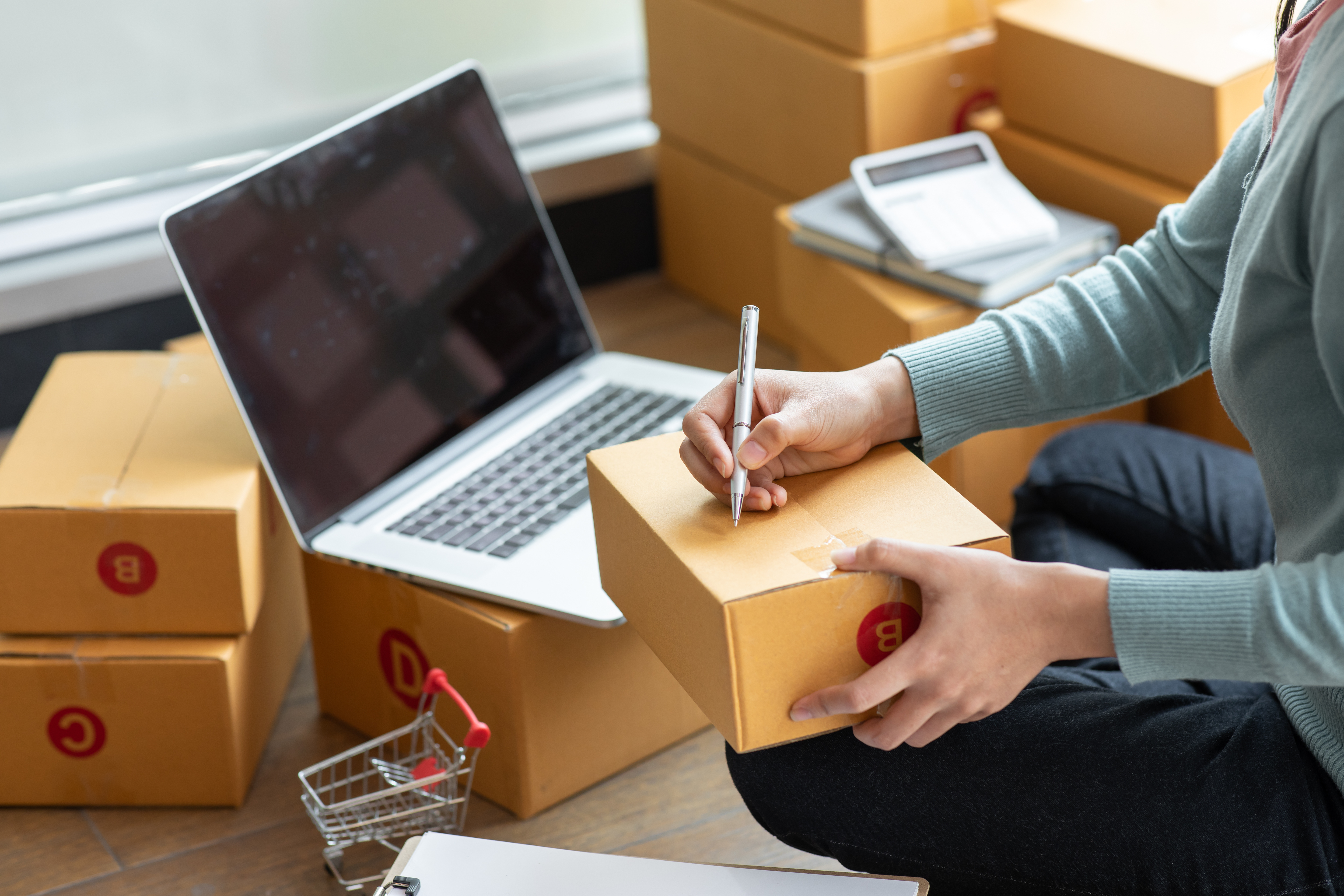 persona-haciendo-inventario-con-cajas-tienda-fisica-tienda-online